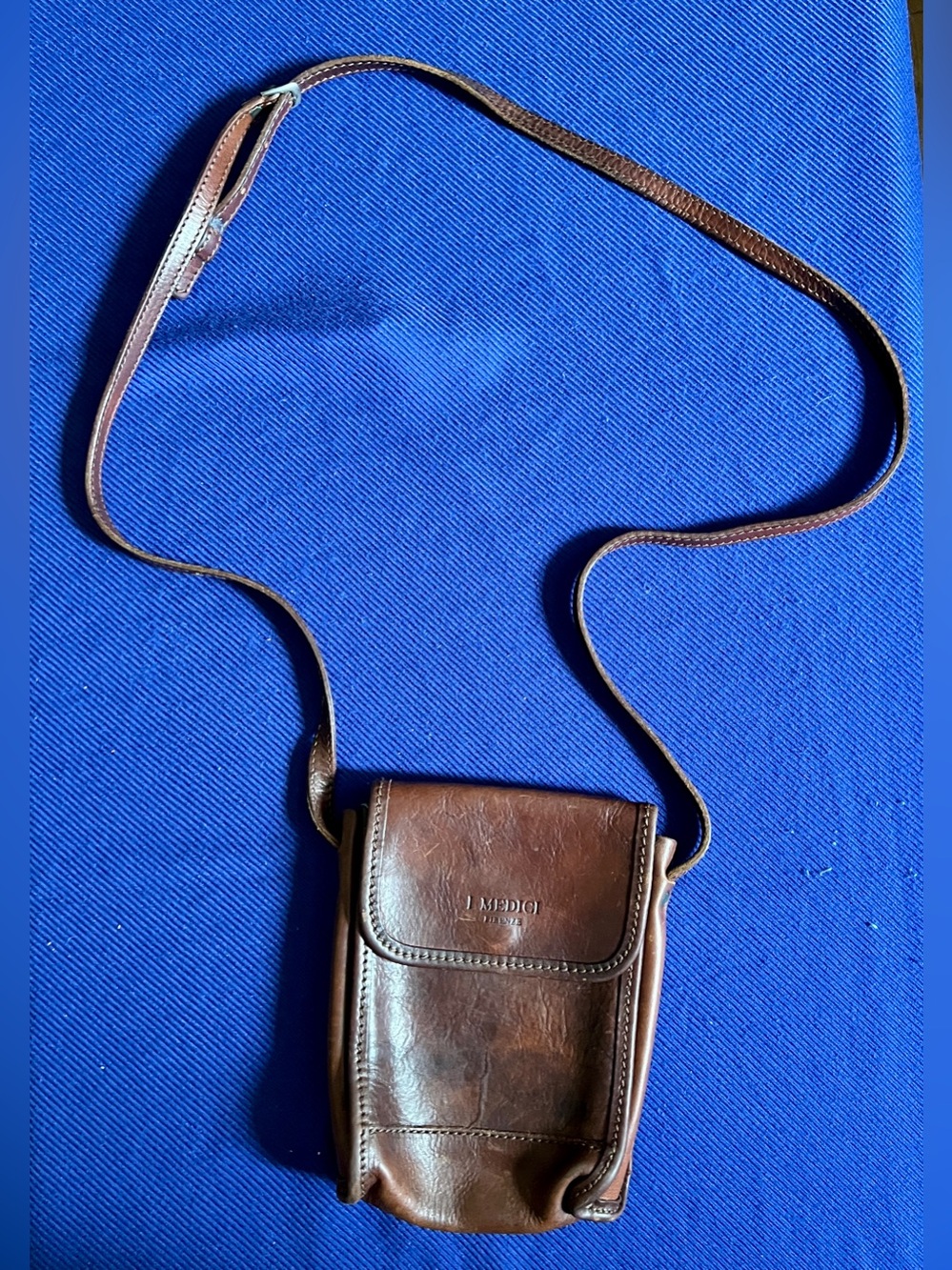 Vintage I Medici Firenze small leather crossbody bag, handcrafted in Italy.